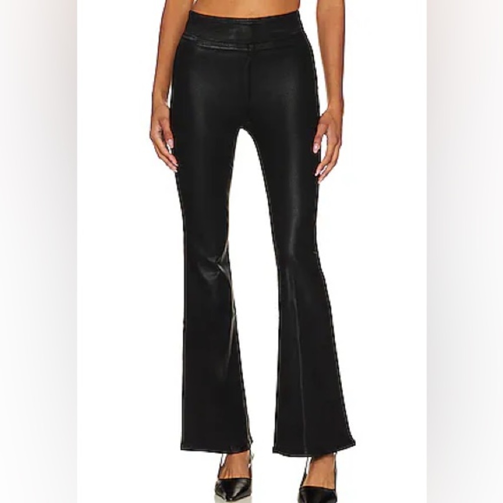 Jetset Flare in Noir Coated
FRAME